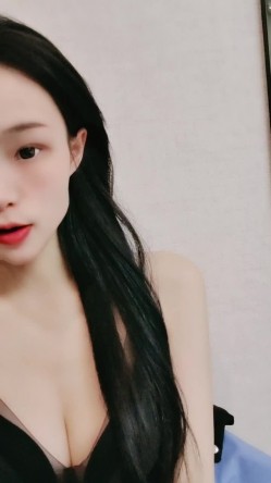 新人下海小姐姐！浴室边洗澡边操逼！扶着洗手台炮友后入，马桶上骑坐揉捏奶子，转战卧室激情继续 截图1