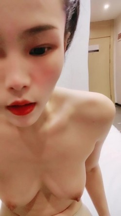 新人下海小姐姐！浴室边洗澡边操逼！扶着洗手台炮友后入，马桶上骑坐揉捏奶子，转战卧室激情继续 截图15