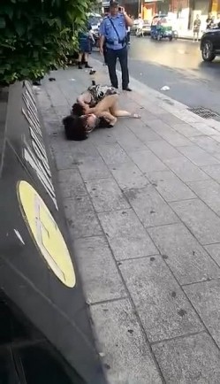 大街上实拍正室与小三互殴裤衩干飞露阴部太猛了 截图1