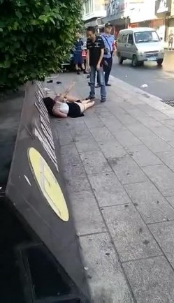 大街上实拍正室与小三互殴裤衩干飞露阴部太猛了 截图2