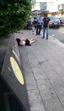 大街上实拍正室与小三互殴裤衩干飞露阴部太猛了 截图3