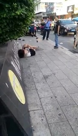 大街上实拍正室与小三互殴裤衩干飞露阴部太猛了 截图4