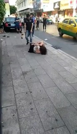 大街上实拍正室与小三互殴裤衩干飞露阴部太猛了 截图5