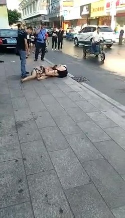 大街上实拍正室与小三互殴裤衩干飞露阴部太猛了 截图6