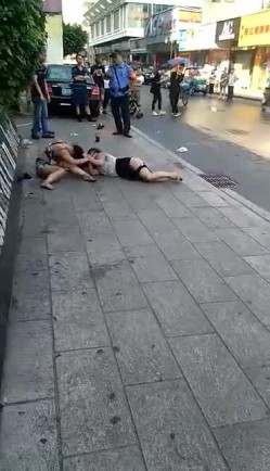 大街上实拍正室与小三互殴裤衩干飞露阴部太猛了 截图7