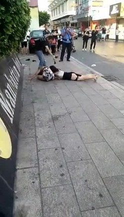 大街上实拍正室与小三互殴裤衩干飞露阴部太猛了 截图8