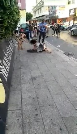 大街上实拍正室与小三互殴裤衩干飞露阴部太猛了 截图9