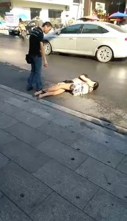 大街上实拍正室与小三互殴裤衩干飞露阴部太猛了 截图14