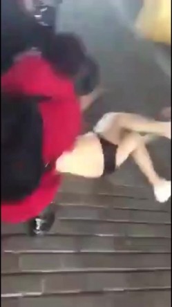各种捉奸打小三现场精选精修10部合集，各种场面精彩刺激看点多多 美女偷情前男友，被前男友老婆带人当街殴打扒掉裤子 截图1
