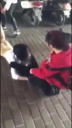 各种捉奸打小三现场精选精修10部合集，各种场面精彩刺激看点多多 美女偷情前男友，被前男友老婆带人当街殴打扒掉裤子 截图3