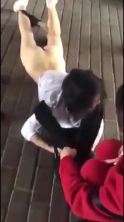 各种捉奸打小三现场精选精修10部合集，各种场面精彩刺激看点多多 美女偷情前男友，被前男友老婆带人当街殴打扒掉裤子 截图4