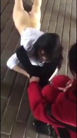 各种捉奸打小三现场精选精修10部合集，各种场面精彩刺激看点多多 美女偷情前男友，被前男友老婆带人当街殴打扒掉裤子 截图5