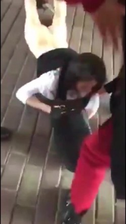 各种捉奸打小三现场精选精修10部合集，各种场面精彩刺激看点多多 美女偷情前男友，被前男友老婆带人当街殴打扒掉裤子 截图6