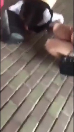 各种捉奸打小三现场精选精修10部合集，各种场面精彩刺激看点多多 美女偷情前男友，被前男友老婆带人当街殴打扒掉裤子 截图7