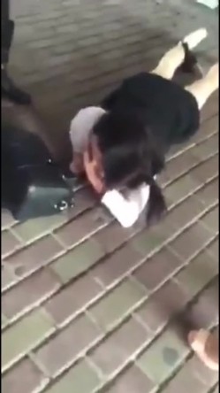 各种捉奸打小三现场精选精修10部合集，各种场面精彩刺激看点多多 美女偷情前男友，被前男友老婆带人当街殴打扒掉裤子 截图12