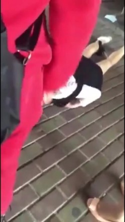 各种捉奸打小三现场精选精修10部合集，各种场面精彩刺激看点多多 美女偷情前男友，被前男友老婆带人当街殴打扒掉裤子 截图13