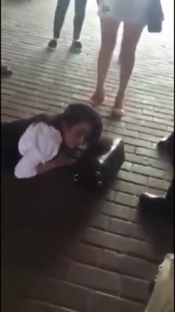 各种捉奸打小三现场精选精修10部合集，各种场面精彩刺激看点多多 美女偷情前男友，被前男友老婆带人当街殴打扒掉裤子 截图16