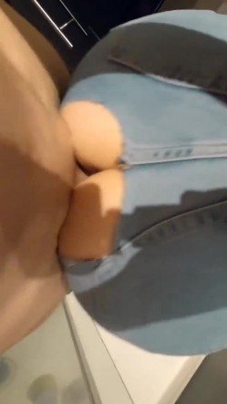 风骚人妻 围观一下娇妻是如何被单男爆操的 主动张开黑丝M腿，满嘴淫语呻吟不断 毫不吝惜地蹂躏起骚逼 直接把她干到高潮 截图1