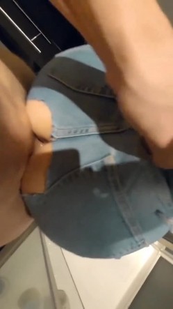 风骚人妻 围观一下娇妻是如何被单男爆操的 主动张开黑丝M腿，满嘴淫语呻吟不断 毫不吝惜地蹂躏起骚逼 直接把她干到高潮 截图4