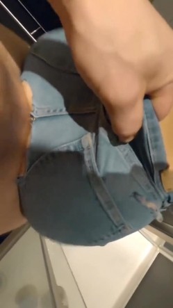 风骚人妻 围观一下娇妻是如何被单男爆操的 主动张开黑丝M腿，满嘴淫语呻吟不断 毫不吝惜地蹂躏起骚逼 直接把她干到高潮 截图5