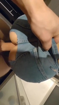 风骚人妻 围观一下娇妻是如何被单男爆操的 主动张开黑丝M腿，满嘴淫语呻吟不断 毫不吝惜地蹂躏起骚逼 直接把她干到高潮 截图6