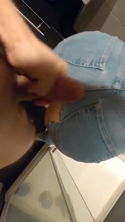 风骚人妻 围观一下娇妻是如何被单男爆操的 主动张开黑丝M腿，满嘴淫语呻吟不断 毫不吝惜地蹂躏起骚逼 直接把她干到高潮 截图11