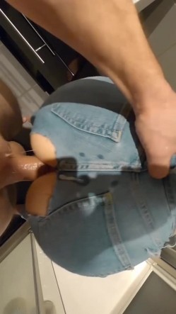风骚人妻 围观一下娇妻是如何被单男爆操的 主动张开黑丝M腿，满嘴淫语呻吟不断 毫不吝惜地蹂躏起骚逼 直接把她干到高潮 截图16