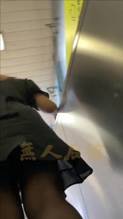 【经典CD】掀裙抄底大神【无人后继】126V完整合集[上]，就喜欢用手掀起小姐姐的短裙抄底 截图15