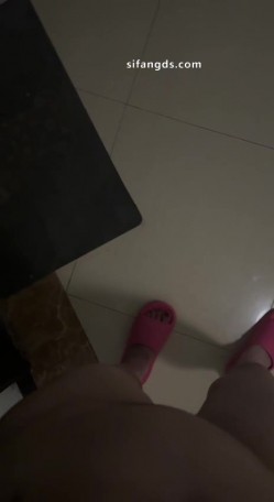 顶级淫妻博主，【曼曼奇】老婆露脸，露出，调教，多P，酒店深夜露出，马路景区，玩得超刺激 截图1