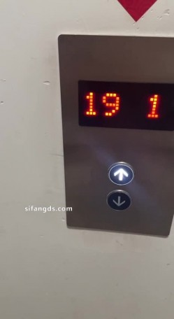 顶级淫妻博主，【曼曼奇】老婆露脸，露出，调教，多P，酒店深夜露出，马路景区，玩得超刺激 截图11