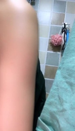 北京学表演系的小骚逼真会玩，浴室激情舔鸡巴让骚男舔逼，后入摸奶爆操，激情上位吃奶呻吟不止 截图2