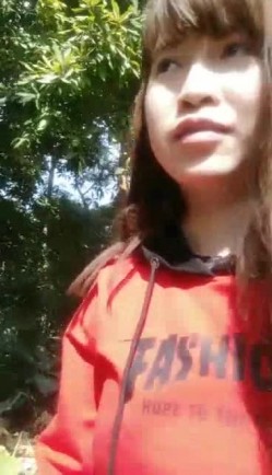 刺激的户外露脸主播勾搭陌生男孩期待被偷窥说那样最刺激，露脸口交情趣连体丝袜，漏奶子漏逼后入激情爆草到高潮 截图3