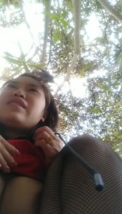 刺激的户外露脸主播勾搭陌生男孩期待被偷窥说那样最刺激，露脸口交情趣连体丝袜，漏奶子漏逼后入激情爆草到高潮 截图15