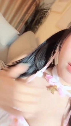 【京鱼儿】19岁童颜巨乳情趣黑丝 跳蛋自慰 爆流白浆 喷水！ 截图8