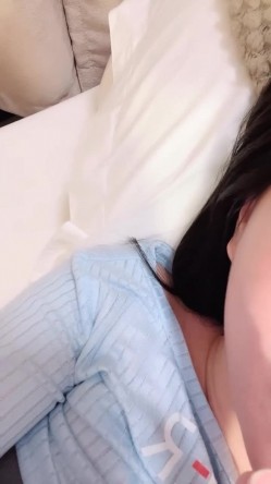 【京鱼儿】19岁童颜巨乳情趣黑丝 跳蛋自慰 爆流白浆 喷水！ 截图13