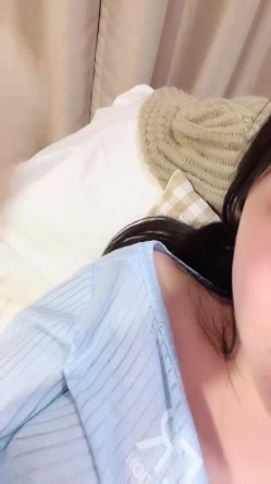 【京鱼儿】19岁童颜巨乳情趣黑丝 跳蛋自慰 爆流白浆 喷水！ 截图16
