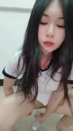 又骚又放得开小浪蹄子【茶灯】门槛福利，阿黑颜露脸扫把头道具自慰喷水，然后舔食淫水 截图13