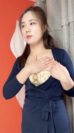 抖音网红，丝袜熟女团队新人【芳姨】露脸福利，肤白貌美，黑丝美腿，女人味十足，超有感觉 截图3