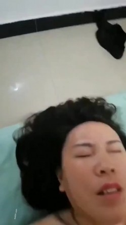 巨乳熟女大姐 吃鸡吧 嗯我不会 不会怎么舔 胸好大 身材丰满大白天在家偷情 被无套输出 奶子哗哗娇喘不停 截图13