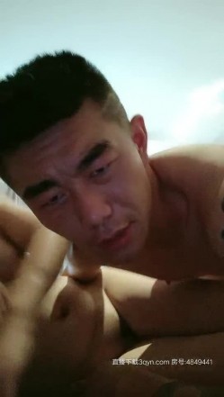 嫂子与小叔子偷情，纹身大哥很有男人范，小嫂子有情调口交大鸡巴舔乳头，被小叔子无套抽插内射 截图3