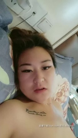 嫂子与小叔子偷情，纹身大哥很有男人范，小嫂子有情调口交大鸡巴舔乳头，被小叔子无套抽插内射 截图9