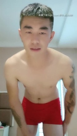 嫂子与小叔子偷情，纹身大哥很有男人范，小嫂子有情调口交大鸡巴舔乳头，被小叔子无套抽插内射 截图16