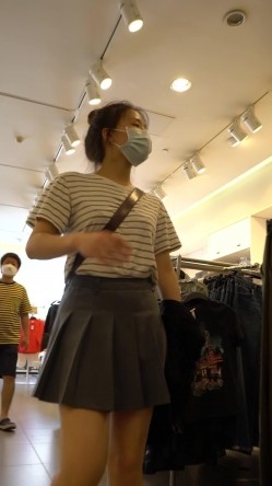 论坛VIP资源大师极限贴身CD超多漂亮小姐姐亮点多多各种骚丁露臀蕾丝骚内COSER美眉直接真空露逼 截图5