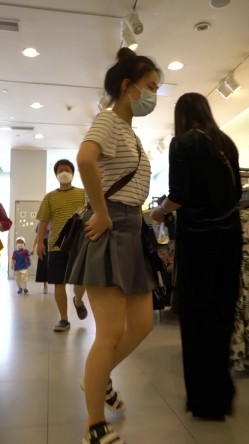 论坛VIP资源大师极限贴身CD超多漂亮小姐姐亮点多多各种骚丁露臀蕾丝骚内COSER美眉直接真空露逼 截图6