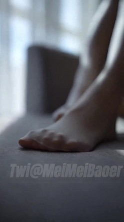 推特极品反差女老师【最美宝儿】绿帽癖，身材无敌凹凸有致，喜欢邀单男3P各种淫乱 截图9