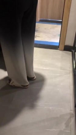 【重磅强推 ️性奴人妻】奴性十足的骚浪贱『丝欣Mm』舔脚滴蜡口交啪啪 新婚大红床上被主人后入 撞击肥臀一颤一颤 截图1