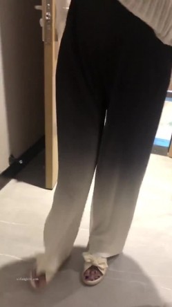 【重磅强推 ️性奴人妻】奴性十足的骚浪贱『丝欣Mm』舔脚滴蜡口交啪啪 新婚大红床上被主人后入 撞击肥臀一颤一颤 截图2