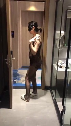 【重磅强推 ️性奴人妻】奴性十足的骚浪贱『丝欣Mm』舔脚滴蜡口交啪啪 新婚大红床上被主人后入 撞击肥臀一颤一颤 截图5