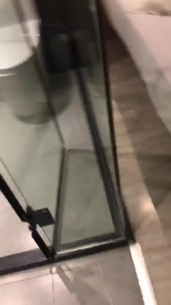【重磅强推 ️性奴人妻】奴性十足的骚浪贱『丝欣Mm』舔脚滴蜡口交啪啪 新婚大红床上被主人后入 撞击肥臀一颤一颤 截图6