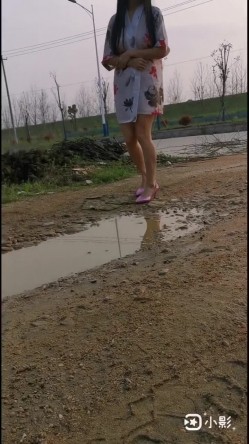 万人求购，推特反差婊，顶级绿帽骚妻【嫂子爱露出】一女战多男，群P大乱交，捆绑调教野战 截图4